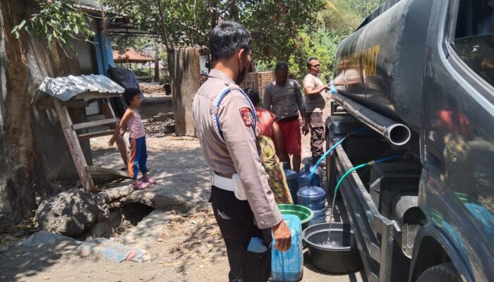 Polres Lombok Barat Salurkan Air Bersih untuk Masyarakat Terdampak Kekeringan