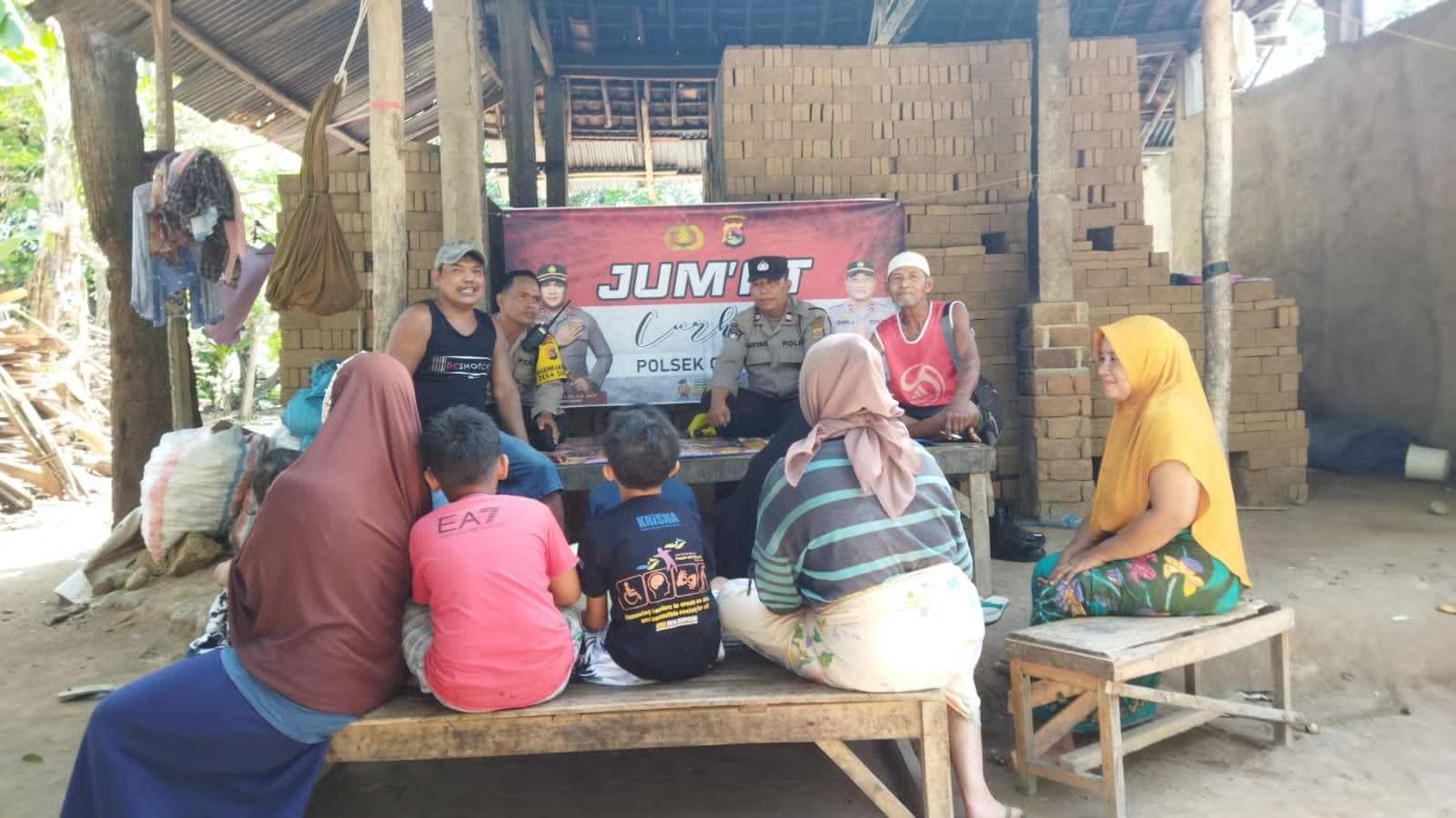 Gelar Jumat Curhat, Polsek Gerung Sosialisasi TPPO Cegah Tindakan Kejahatan