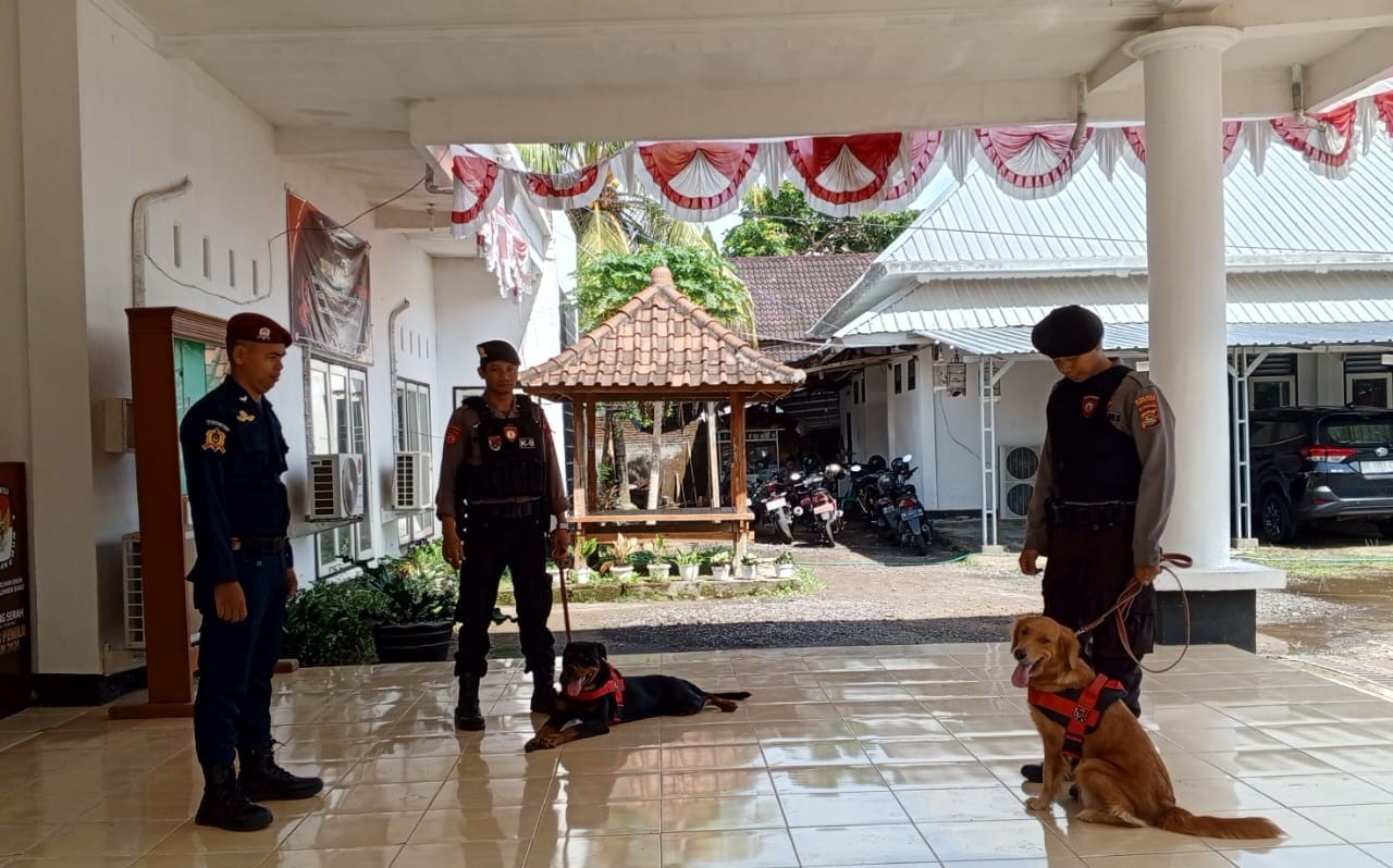 Patroli Sterilisasi Kantor KPU oleh Polres Lombok Barat Menjelang Pemilu 2024