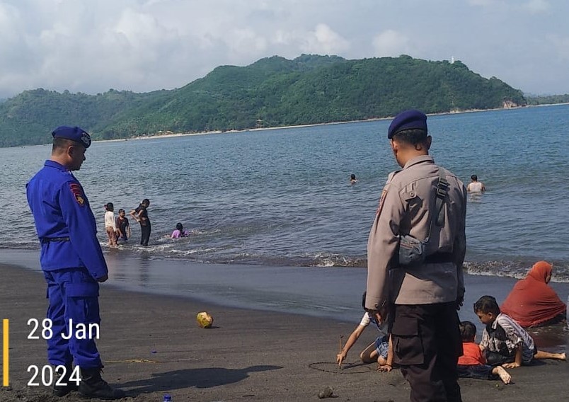 Operasi Mantap Brata Rinjani, Subsatgas Polair Polres Lombok Barat Patroli dan Sosialisasi di Pantai