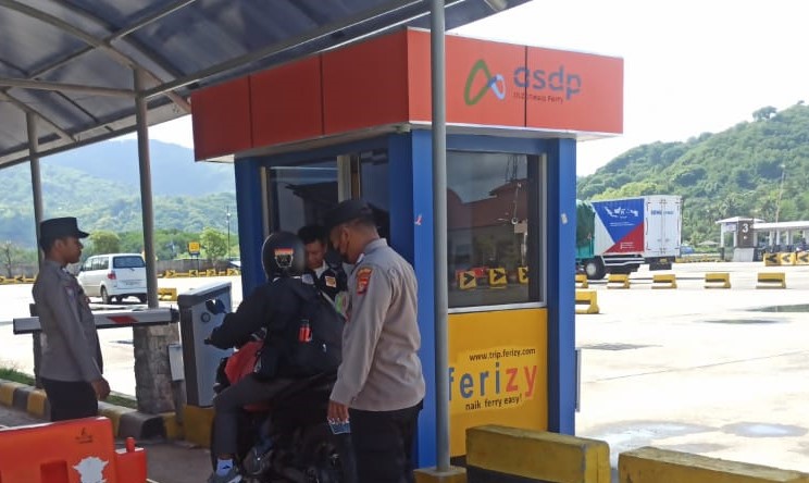 Polsek Kawasan Pelabuhan Lembar Amankan Pembelian Tiket di Toll Gate