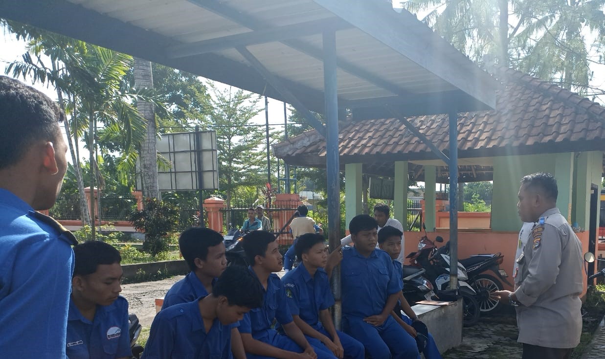 Sat Binmas Polres Lombok Barat Gelar Penyuluhan di SMKN 2 Kuripan