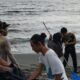 Wisata Berbagi Alam Lestari, Polsek Batulayar Bersih-Bersih Pantai Sambil Berbagi