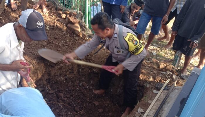 Bhabinkamtibmas Polsek Rastim Polres Bima Kota Ikut Menggali Kuburan untuk Makam Warga Binaan