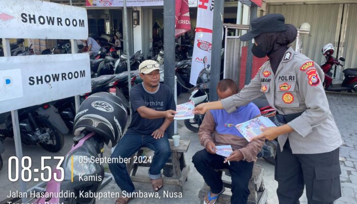 Polres Sumbawa Bagikan Brosur Ajak Masyarakat Ciptakan Pilkada Damai