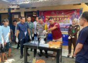 Sat Narkoba Polres Bima Kota Musnahkan 92,12 Gram Sabu, Milik 34 Tersangka  Bima – Sat Resnarkoba Polres Bima Kota berhasil memusnahkan barang bukti narkotika jenis sabu seberat 92,12 gram dalam kegiatan pemusnahan yang berlangsung pada Selasa, 24 September 2024. Barang bukti tersebut merupakan hasil dari pengungkapan 30 laporan polisi dengan 34 tersangka, dua di antaranya perempuan.  Pemusnahan narkoba yang berlangsung di Ruang Kerja Sat Resnarkoba Polres Bima Kota ini dipimpin langsung oleh Wakapolres Bima Kota, Kompol Herman, mewakili Kapolres Bima Kota AKBP Yudha Pranata, S.I.K., S.H. Kegiatan ini juga disaksikan oleh perwakilan dari Badan Narkotika Nasional Kota (BNNK) Bima, Badan Pengawas Obat dan Makanan (BPPOM) Bima, Kejaksaan Negeri Bima, Pengadilan Negeri Bima, serta penasehat hukum para tersangka.  Dalam sambutannya, Wakapolres Kompol Herman menyampaikan bahwa pemusnahan ini dilakukan sesuai dengan persetujuan Pengadilan Negeri Bima. “Total barang bukti yang dimusnahkan adalah 92,12 gram, yang berasal dari 30 laporan dan melibatkan 34 tersangka,” ungkapnya.  Kompol Herman menegaskan bahwa peredaran narkoba yang semakin meluas menjadi perhatian serius bagi pemerintah dan aparat hukum. “Narkoba adalah musuh negara yang harus kita basmi. Polres Bima Kota berkomitmen penuh dalam memberantas peredaran narkoba, tanpa pandang bulu terhadap siapa pun yang terlibat,” tegasnya.  Tidak hanya fokus pada penindakan, Polres Bima Kota melalui Sat Resnarkoba juga aktif melakukan upaya pencegahan. Sosialisasi, imbauan, dan pendekatan kepada masyarakat terus digalakkan untuk mengantisipasi penyebaran serta penggunaan narkoba di kalangan masyarakat, khususnya generasi muda.  Kegiatan pemusnahan ini menjadi bukti nyata komitmen Polres Bima Kota dalam memerangi peredaran narkotika di wilayah hukumnya, demi menjaga masa depan generasi penerus bangsa.