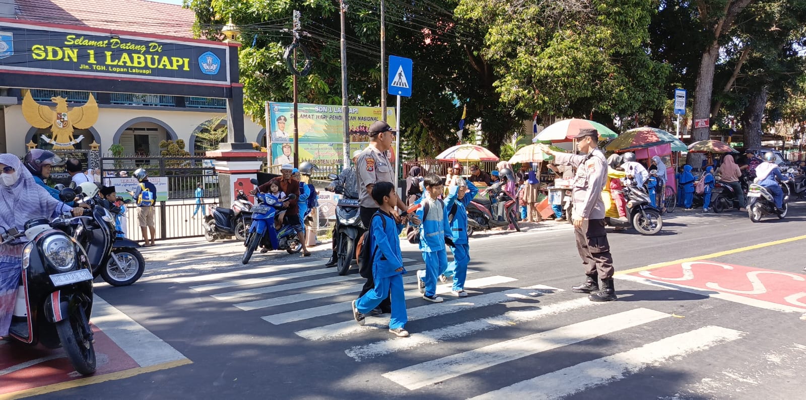 Patroli Polsek Labuapi Menjaga Keamanan di Perumahan dan Sekolah