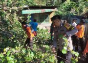 Bhabinkamtibmas dan Masyarakat Gotong Royong Tanggulangi Pohon Tumbang di Kelurahan Dalam