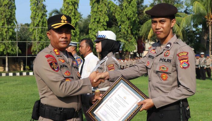 Polres Lombok Barat Berikan Penghargaan ‘Police of The Month’ untuk Personel Berprestasi