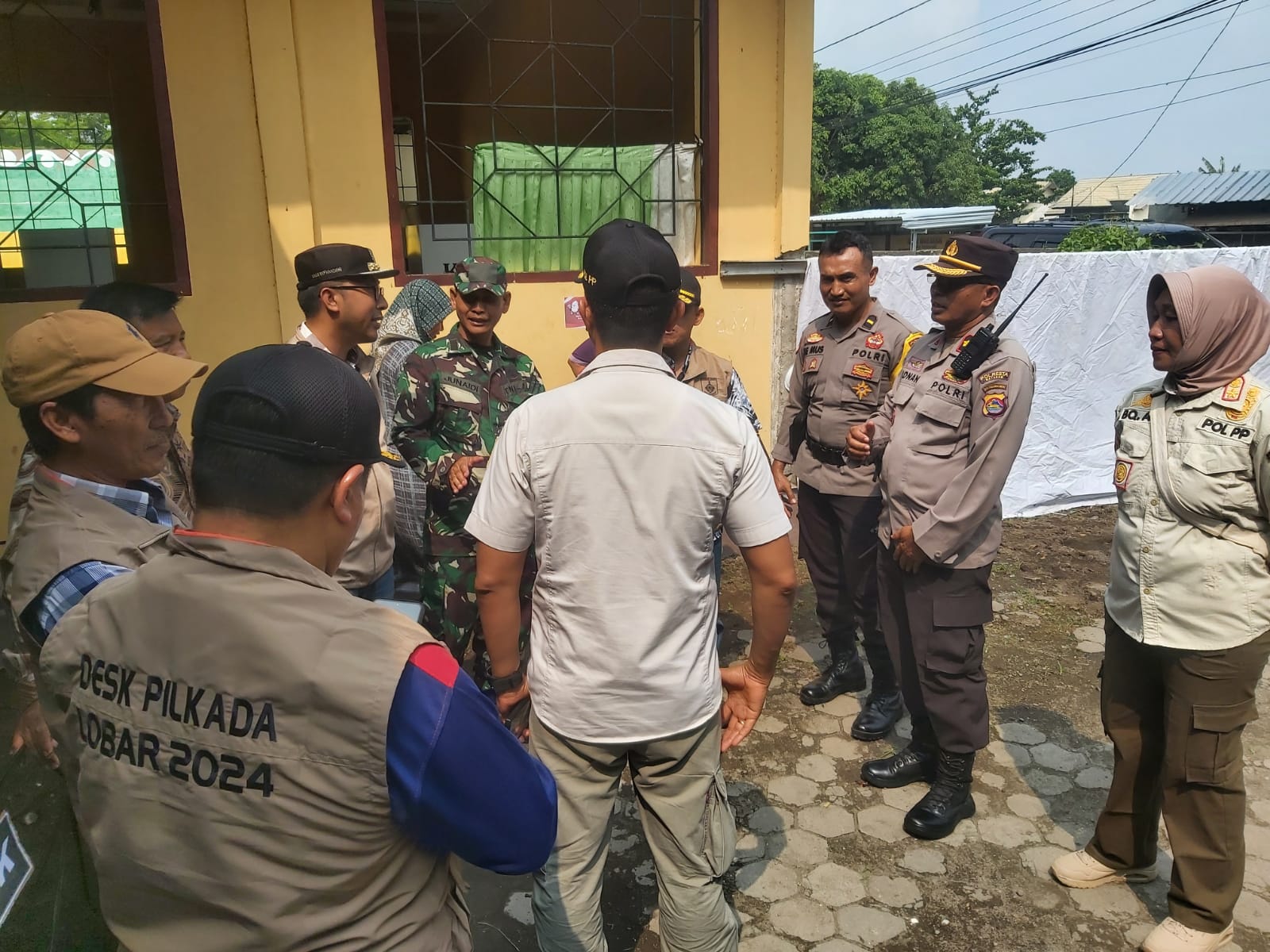 Pantau Pilkada, Pj Sekda Lombok Barat Kunjungi TPS Labuapi