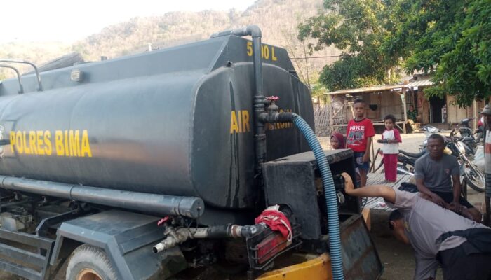 Bantu Warga Terdampak Kemarau, Polres Bima Distribusikan 5000 Liter Air Bersih di Desa Nata