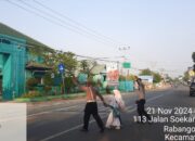 Satlantas Polres Bima Kota Bantu Anak Sekolah Menyeberang Jalan dalam Gatur Pagi