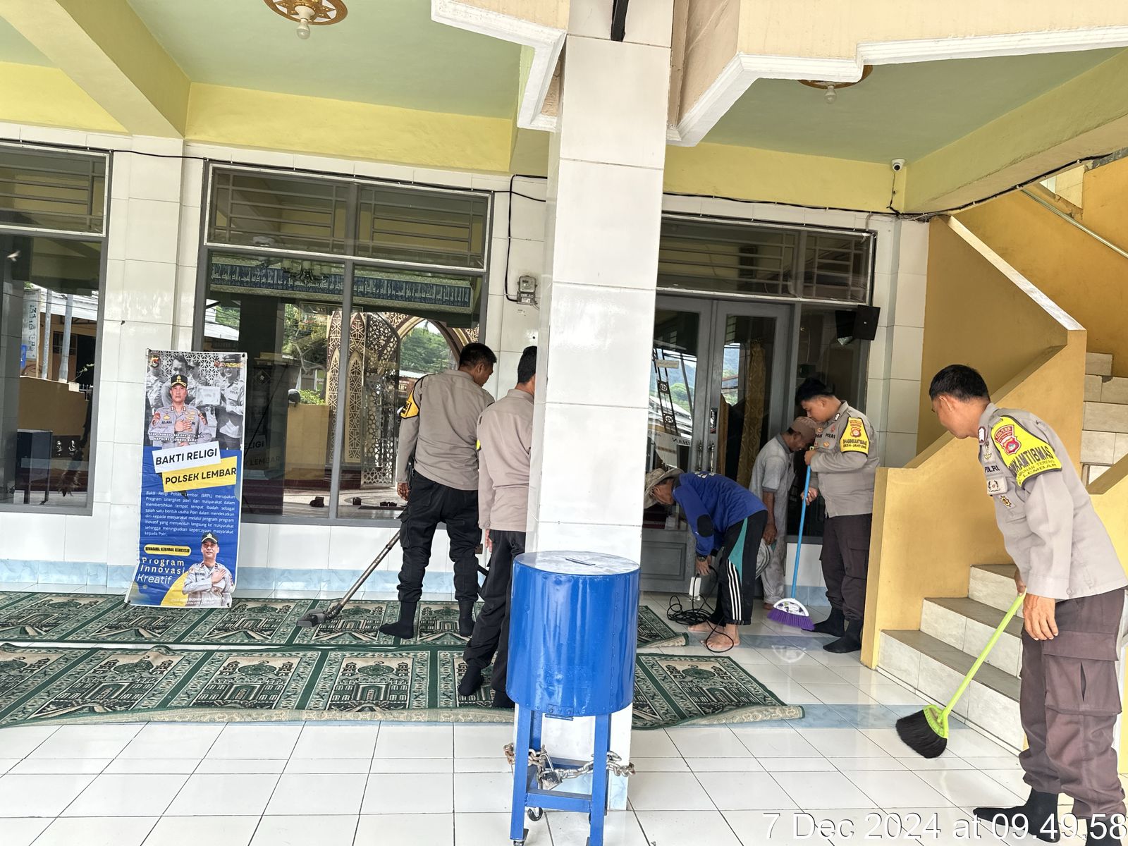 Bakti Religi Polsek Lembar, Kolaborasi Bersihkan Masjid