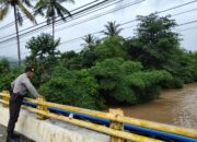 Polsek Sekotong Siaga Banjir: Pantau Debit Air Sungai Empol