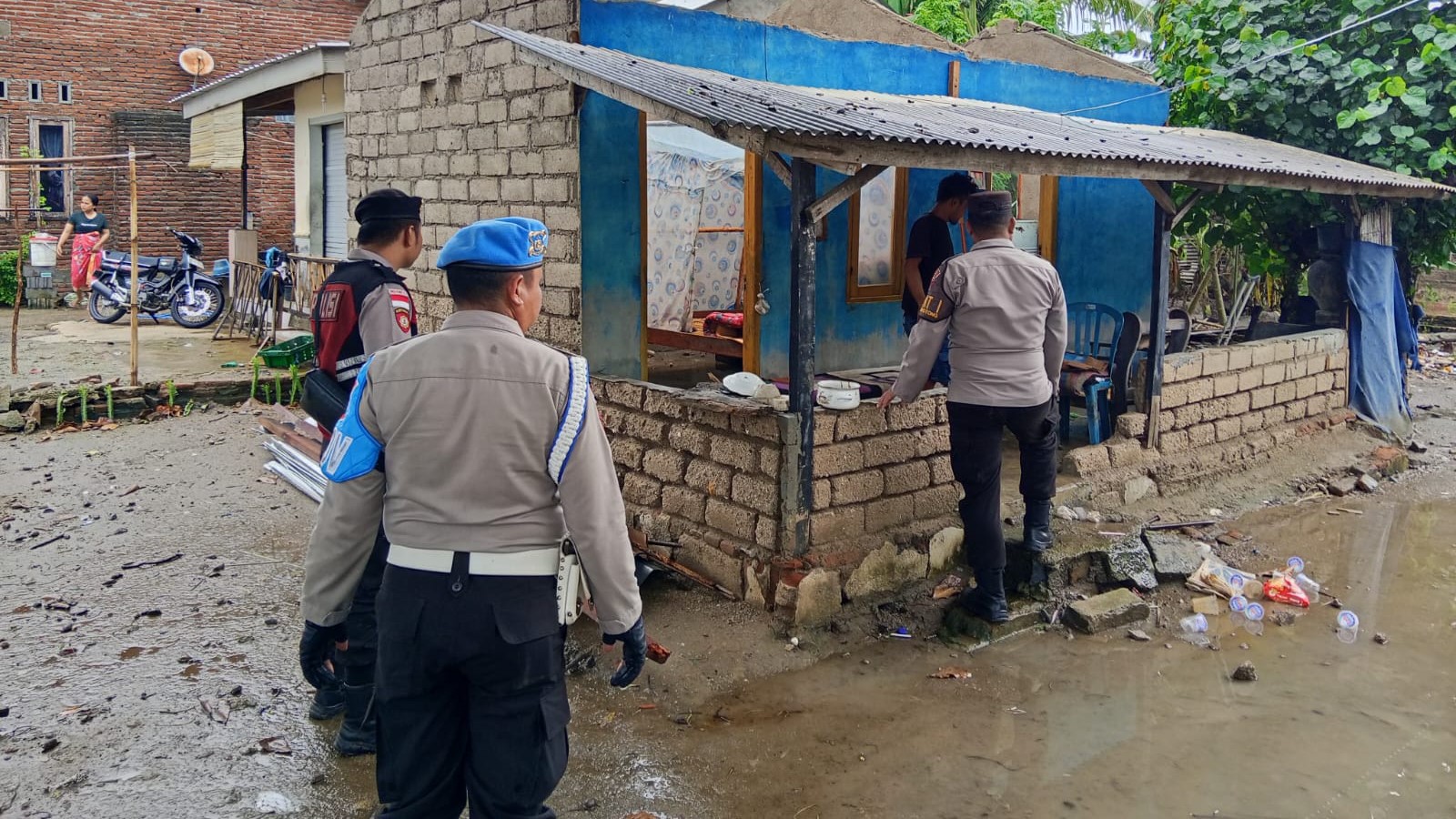 Tanggap Cuaca Ekstrem, Polsek Sekotong Beraksi di Lapangan