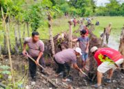 Bhabinkamtibmas Polsek Moyo Hilir Laksanakan Gotong Royong Bersama Masyarakat Desa Penyaring