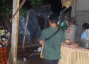 Polsek Kayangan Bersama Damkar Evakuasi Pohon Tumpa Rumah Warga