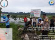 Bhabinkamtibmas Ds. Sampir kawal Dinas Perikanan memasang larangan tangkap ikan menggunakan listrik