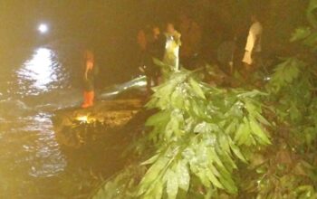 Seorang Warga Tua Nanga Terseret Arus Sungai, Polsek Poto Tano bersama masyarakat Lakukan Pencarian