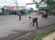 Polsek Bayan Bersihkan Sisa Sampah Pasca Hujan di Lombok Utara