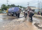 Cegah Kecelakaan Lalu Lintas, Sat Lantas Polres Sumbawa Bersihkan Jalan dari Material Lumpur & Tanah