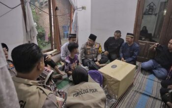 AKBP Arif Fazlurrahman, secara langsung memberikan layanan trauma healing kepada keluarga korban.