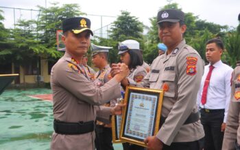 Kapolres Lombok Utara Berikan Reward Kepada Personil Berprestasi