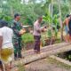 Jalan Putus di Sekotong, TNI-Polri dan Warga Gotong Royong Bangun Jalan Darurat