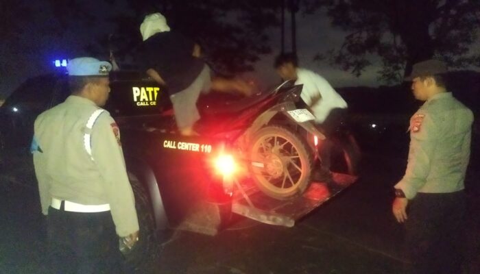 Patroli KRYD Polsek Lembar: Bantu Remaja Mogok Motor di Malam Hari