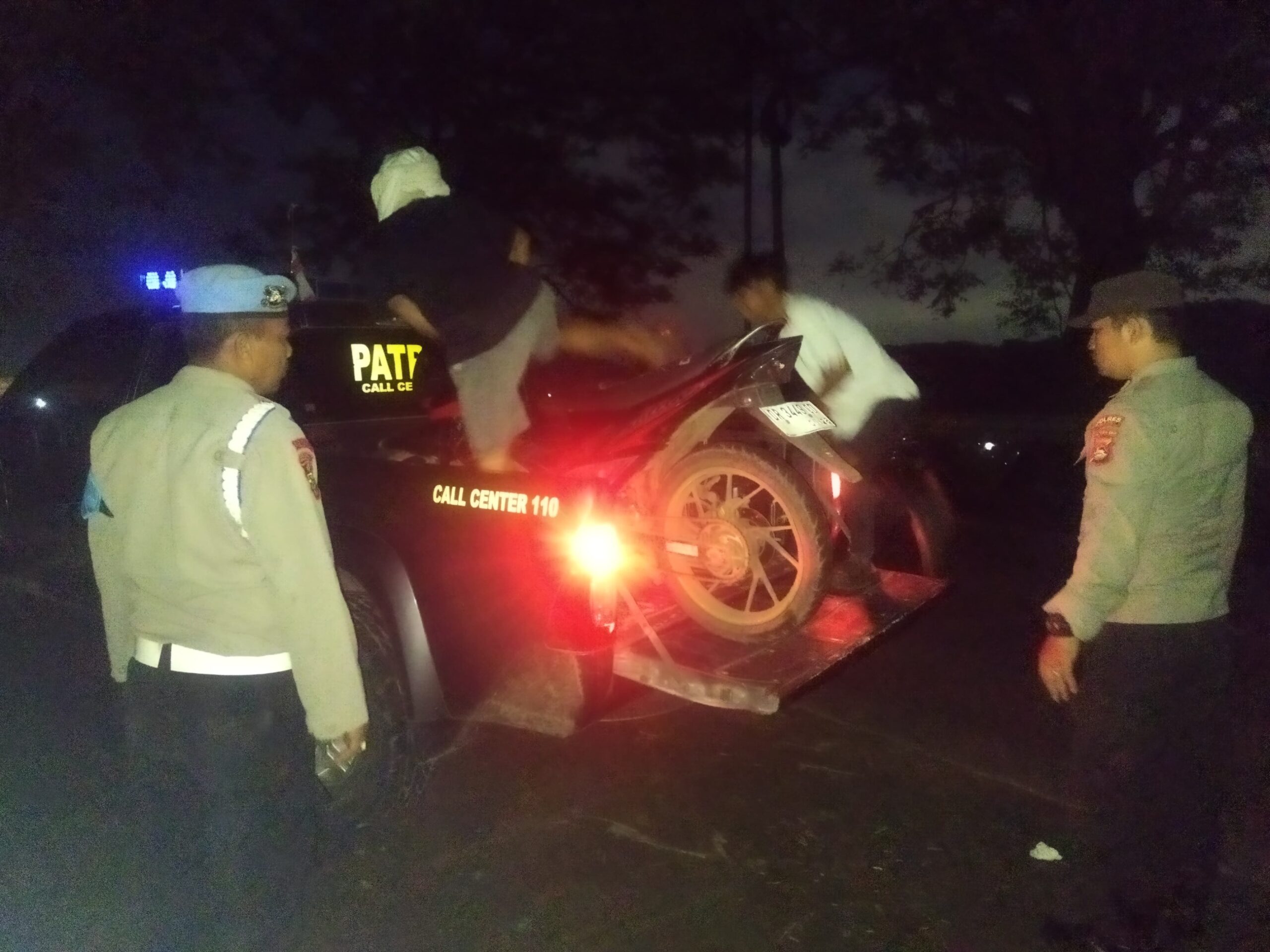 Patroli KRYD Polsek Lembar, Bantu Remaja Mogok Motor di Tanjakan Grepek