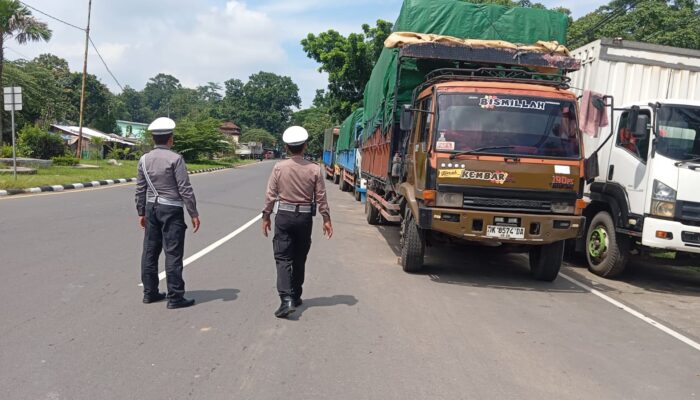 Tertib Parkir Truk di Gerung: Satlantas Polres Lombok Barat Bertindak!