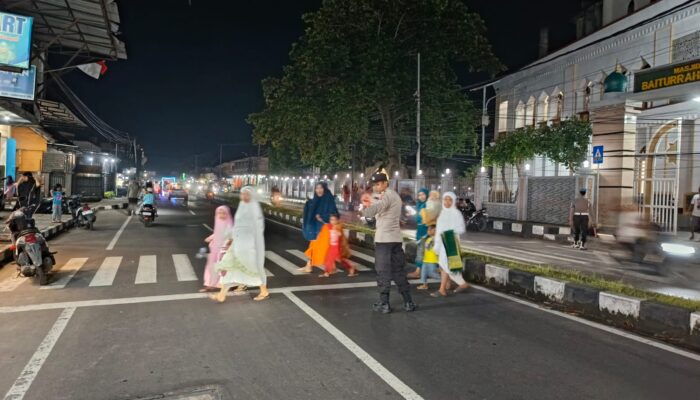 Polsek Kediri Kawal Tarawih Perdana, Ibadah Ramadan Makin Nyaman!