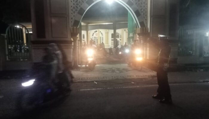 Polsek Sekotong Amankan Tarawih, Jamaah Makin Nyaman!