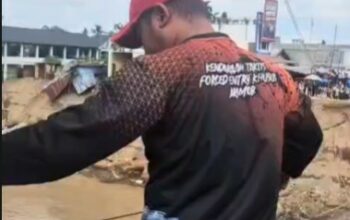 Brimob Aceh Pasang Tali Sling pada Jembatan Putus dan Geser Speed Boat untuk Mendukung Mobilitas Warga di Bireuen