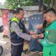 Lombok Barat, NTB – Kepolisian Resor Lombok Barat (Polres Lobar) menunjukkan komitmennya dalam menjaga kesehatan dan kesejahteraan Masyarakat. Khususnya para pengemudi ojek online (ojol), melalui kegiatan pemeriksaan kesehatan dan pemberian vitamin gratis. Inisiatif SI DOKKES Polres Lombok Barat Kapolres Lombok Barat, Polda NTB, AKBP Yasmara Harahap, S.I.K., melalui Kepala Bagian Sumber Daya Manusia (Kabag SDM), AKP Dewi Komalasari, S.H., mengatakan bahwa program pemeriksaan kesehatan gratis ini diinisiasi oleh Bidang Kedokteran dan Kesehatan (Dokkes) Polres Lombok Barat. Dengan fokus utama pada kelompok masyarakat yang memiliki mobilitas tinggi dan rentan terhadap berbagai risiko kesehatan. "Kami ingin memastikan bahwa para pengemudi ojek online, sebagai salah satu garda terdepan perekonomian digital, tetap dalam kondisi prima," ujar Kepala Bagian Sumber Daya Manusia (Kabag SDM) Polres Lombok Barat, AKP Dewi Komalasari, S.H. Kegiatan ini secara spesifik dilaksanakan pada Kamis (12/6/2025), dipusatkan di area yang mudah dijangkau oleh para pengemudi ojek online di wilayah Lombok Barat. Antusiasme terlihat dari kehadiran para peserta yang berbondong-bondong untuk memeriksakan kondisi kesehatan mereka. Manfaat Langsung bagi Pengemudi Ojek Online Dalam kegiatan ini, para pengemudi ojek online mendapatkan beragam layanan kesehatan, termasuk pemeriksaan tekanan darah, cek gula darah, serta konsultasi kesehatan singkat dengan tenaga medis dari Dokkes Polres Lombok Barat. Selain itu, mereka juga diberikan suplemen vitamin untuk menjaga daya tahan tubuh, terutama mengingat intensitas kerja yang tinggi di jalan raya. "Kami sangat terbantu dengan adanya program seperti ini. Kadang kami tidak sempat memeriksakan kesehatan karena sibuk bekerja," tutur salah satu pengemudi ojek online yang enggan disebutkan namanya. "Pemberian vitamin juga sangat bermanfaat, apalagi di musim pancaroba seperti sekarang." Target dan Dampak Positif Pada kesempatan ini, Polres Lombok Barat menargetkan setidaknya 25 orang pengemudi ojek online dapat terlayani. Angka ini diharapkan dapat terus meningkat pada kegiatan serupa di masa mendatang. AKP Dewi Komalasari menambahkan bahwa target 25 orang ini adalah awal. “Kami berharap kegiatan ini dapat menjadi agenda rutin dan menjangkau lebih banyak lapisan masyarakat di kemudian hari,” imbuhnya. Inisiatif seperti ini tidak hanya mencerminkan peran kepolisian dalam menjaga keamanan dan ketertiban, tetapi juga menunjukkan kepedulian terhadap aspek kesehatan dan kesejahteraan sosial. Dengan kondisi fisik yang prima, para pengemudi ojek online diharapkan dapat menjalankan profesi mereka dengan lebih optimal, yang pada akhirnya akan berdampak positif pada stabilitas ekonomi lokal. Komitmen Polres Lombok Barat untuk Masyarakat Kegiatan bakti kesehatan ini merupakan salah satu dari sekian banyak program sosial yang digalakkan oleh Polres Lombok Barat. Komitmen untuk selalu hadir dan memberikan pelayanan terbaik kepada masyarakat adalah pijakan utama. Melalui program SI DOKKES, Polres Lombok Barat berharap dapat terus berkontribusi dalam menciptakan masyarakat yang sehat dan produktif. "Ini adalah wujud nyata kepedulian kami terhadap masyarakat. Kami ingin Polri tidak hanya dilihat sebagai penegak hukum, tetapi juga sebagai sahabat masyarakat yang peduli terhadap kesejahteraan mereka," pungkas AKP Dewi Komalasari. Dengan berlanjutnya program-program kemanusiaan seperti ini, diharapkan sinergi antara kepolisian dan masyarakat dapat semakin erat. Menciptakan lingkungan yang lebih aman, sehat, dan sejahtera bagi seluruh warga Lombok Barat.