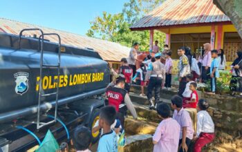 Polres Lombok Barat Salurkan 5.000 Liter Air Bersih ke Kesambik Rempek