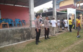 Polsubsektor Brang Ene Lakukan Pengamanan Pertandingan Sepak Bola di Desa Mura, Sekaligus Ajak Warga Jaga Kamtibmas