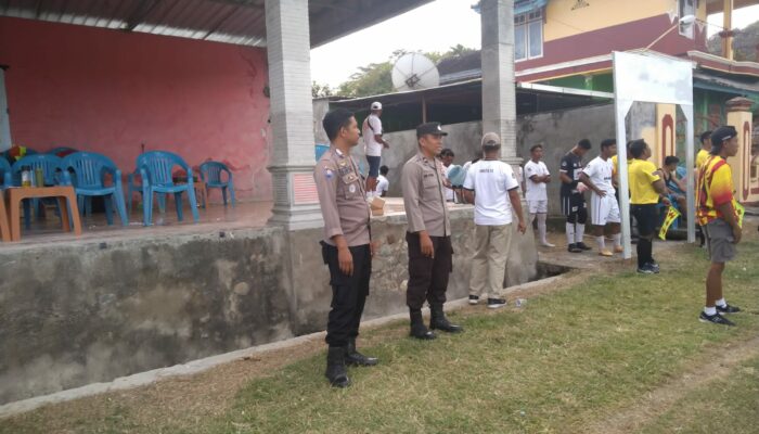 Polsubsektor Brang Ene Lakukan Pengamanan Pertandingan Sepak Bola di Desa Mura, Sekaligus Ajak Warga Jaga Kamtibmas
