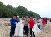 Peduli Alam, Bhabinkamtibmas Desa Tatar bersama Tiga Pilar dan Warga Kompak Bersihkan Pantai Teluk Barunut