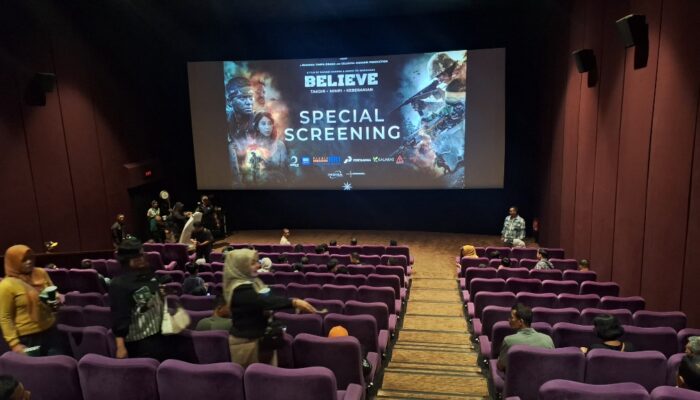 TNI dan Masyarakat Nobar Film Believe di Mataram, Bangkitkan Semangat Nasionalisme dan Empati Sosial