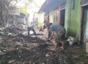 Gotong Royong TNI Bersihkan Kota Mataram dari Lumpur dan Sampah