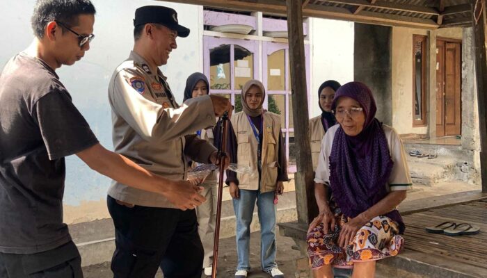 Polsek Lembar Salurkan Bantuan Disabilitas dan Lansia di Dusun Jakem