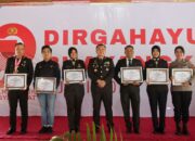 Lombok Barat, NTB – Kepolisian Republik Indonesia (Polri) merayakan ulang tahunnya yang ke-79 pada 1 Juli 2025. Di Lombok Barat, peringatan Hari Bhayangkara kali ini selain dengan menggelar upacara, juga ditandai dengan acara tasyakuran yang penuh makna. Menegaskan kembali komitmen Polri untuk terus meningkatkan kualitas pelayanan kepada masyarakat. Pada Selasa (1/7/2025), suasana di bencingah kantor Bupati Lombok Barat tampak semarak dengan kehadiran para pejabat dan tokoh masyarakat. Acara Tasyakuran Hari Bhayangkara ke-79 ini digelar di Jalan Soekarno-Hatta, Kelurahan Dasan Geres, Kecamatan Gerung, Kabupaten Lombok Barat, menjadi momentum penting. Untuk mempererat sinergitas antara Polri, TNI, pemerintah daerah, dan seluruh elemen masyarakat. Meningkatkan Pelayanan dan Memperkuat Sinergi Dalam sambutannya yang penuh semangat, Kapolres Lombok Barat, AKBP Yasmara Harahap, S.I.K., menyampaikan bahwa Hari Bhayangkara ke-79 mengusung tema ‘Polri untuk Masyarakat’. Menurutnya, tema ini bukan sekadar slogan, melainkan sebuah amanah untuk terus berbenah. "Dalam rangka Hari Bhayangkara ke-79 tahun 2025 dengan tema Polri Untuk Masyarakat, tentunya kita harus meningkatkan kualitas diri sebagai insan Bhayangkara. Untuk melaksanakan pelayanan maksimal kepada masyarakat," ujar AKBP Yasmara. Ia menekankan pentingnya introspeksi diri dan peningkatan kinerja untuk memberikan pelayanan terbaik. "Polri tegak berdiri dan berkomitmen untuk menjadi lebih modern dan terpercaya," tambahnya. Menurut Kapolres, semua upaya ini bertujuan utama untuk menjaga stabilitas keamanan dan ketertiban masyarakat (kamtibmas) di Provinsi NTB agar tetap kondusif. Ia juga menjelaskan bahwa rangkaian kegiatan dalam rangka Hari Bhayangkara di Polres Lombok Barat sudah dimulai sejak awal Juni. Dengan berbagai kegiatan yang menyentuh langsung masyarakat. AKBP Yasmara Harahap juga menyampaikan rasa terima kasihnya kepada semua pihak yang telah mendukung tugas-tugas Polri. "Terima kasih kepada Bapak Bupati yang telah mendukung tugas-tugas kamtibmas. Tidak mungkin kami berjalan sendiri tanpa dukungan dari Pemda dan seluruh elemen masyarakat," tegasnya. Kolaborasi Pemerintah dan Polri untuk Pelayanan Optimal Senada dengan Kapolres, Bupati Lombok Barat, H. Lalu Ahmad Zaini, S. Si., M.T., juga memberikan apresiasi setinggi-tingginya kepada jajaran kepolisian. Dalam pernyataannya, Bupati mengucapkan selamat Hari Bhayangkara dan menekankan pentingnya sinergi antara pemerintah daerah dan Polri. "Atas nama Pemerintah Kabupaten Lombok Barat, kami menyampaikan dirgahayu Kepolisian," kata Bupati Lalu Ahmad Zaini. "Sinergitas dan kolaborasi akan terus kita tingkatkan agar pelayanan kepada masyarakat akan terus dapat dioptimalkan,” imbuhnya. Pernyataan ini menunjukkan komitmen kuat dari pemerintah daerah untuk terus bekerja sama dengan Polri demi kesejahteraan dan keamanan masyarakat Lombok Barat. Momen Kebersamaan dan Apresiasi Setelah sambutan, acara dilanjutkan dengan momen simbolis pemotongan kue dan tumpeng. Kapolres Lombok Barat bersama Ibu Ketua Bhayangkari, Bupati Lombok Barat, perwakilan Dandim 1606, Wakil Bupati, Sekda, dan Ketua DPRD secara bersama-sama melakukan pemotongan tumpeng, melambangkan kebersamaan dan rasa syukur. Kemeriahan acara juga terasa saat pembacaan dan penyerahan hadiah bagi para pemenang lomba-lomba yang diselenggarakan dalam rangka memeriahkan Hari Bhayangkara ke-79. Berbagai lomba tersebut tidak hanya menjadi ajang silaturahmi, tetapi juga menunjukkan partisipasi aktif masyarakat dalam perayaan hari jadi korps Bhayangkara. Peringatan Hari Bhayangkara ke-79 ini menjadi momentum refleksi bagi seluruh jajaran Polres Lombok Barat untuk terus berbenah dan meningkatkan kualitas diri. Turut hadir pula dalam acara ini, Ketua Cabang Bhayangkari Lombok Barat, Ny. Citra Yasmara, bersama jajaran pengurus. Serta perwakilan dari Kodim 1606 Mataram, Letkol Inf. Abdul Haris S.H. M.H. Selain itu, hadir pula Wakil Bupati Lombok Barat, Hj. Nurul Adha, S.THI, Sekda Kabupaten Lombok Barat, H. Ilham S.Pd M.Pd., Ketua DPRD Kabupaten Lombok Barat, Lalu Ivan Indaryadi, serta perwakilan dari Pengadilan Negeri Mataram dan Kejaksaan Negeri Mataram. Kehadiran para pimpinan OPD, tokoh agama, tokoh masyarakat, dan tokoh adat menunjukkan soliditas dukungan terhadap tugas-tugas kepolisian.