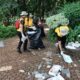 Polisi Bersihkan Sampah Usai Upacara HUT Bhayangkara ke-79 di Monas