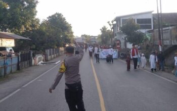 Bhabinkamtibmas Polsek Donggo Laksanakan Pengamanan Pawai Ta’aruf Pembukaan MTQ Tingkat Desa Rora