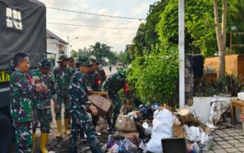 Usai Banjir, TNI Bersihkan Kota Mataram dari Tumpukan Sampah