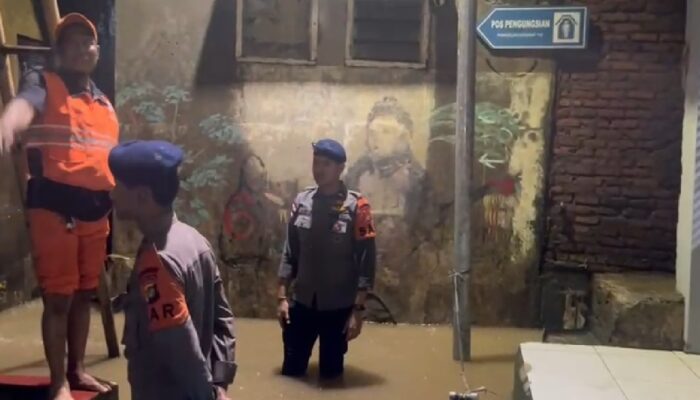 Meski Banjir Berangsur Surut Tim Polda Metro Jaya Terus Siaga