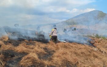 Anggota polsek kempo bersama aparat desa melakukan pemadaman titik api di lahan sori dumu desa tolokalo