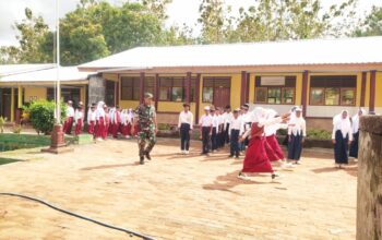 Babinsa dan Guru Kompak Latih PBB Siswa Labuan Tereng