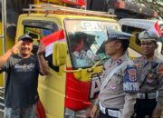 Tugu Tank Gerung Jadi Titik Patriotisme: Polantas Bagikan Bendera Merah Putih